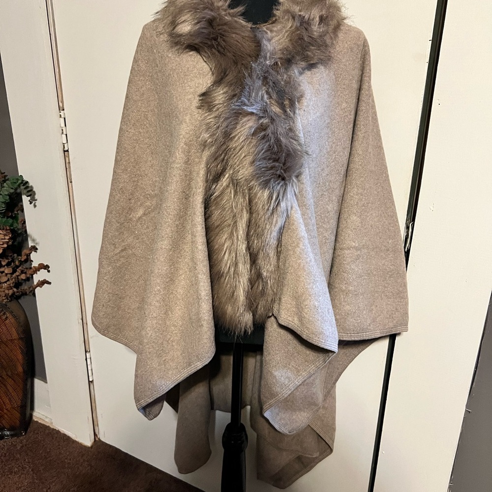 Studio - women poncho with faux fur detail OS NWOT